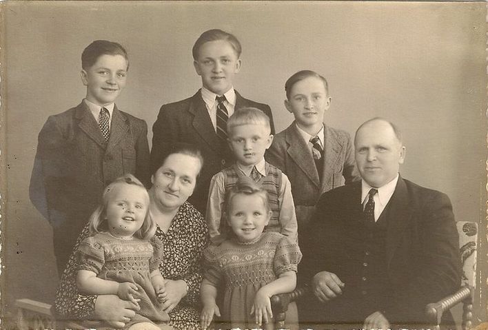 Bagerst fra venstre de 4 sønner: Nicolai (