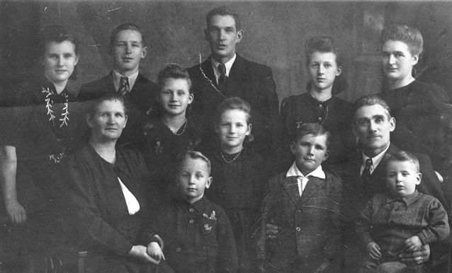 Bagerst fra venstre: Martha, Paul, Nis, Ida og Maria (