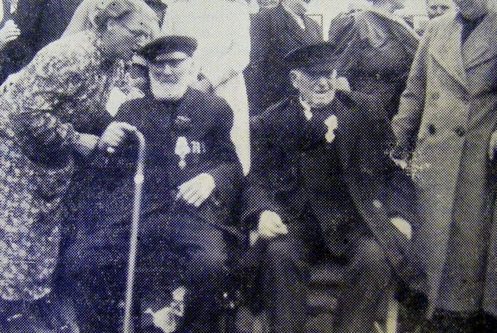 De to veteraner venter på optoget, Mathias Sørensen til venstre. Billedet er fra et avisudklip.